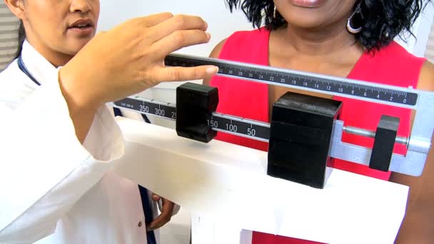 Paciente com peso registrado pelo enfermeiro — Vídeo de Stock