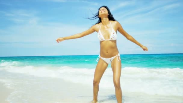 Ragazza in bikini sulla spiaggia — Video Stock