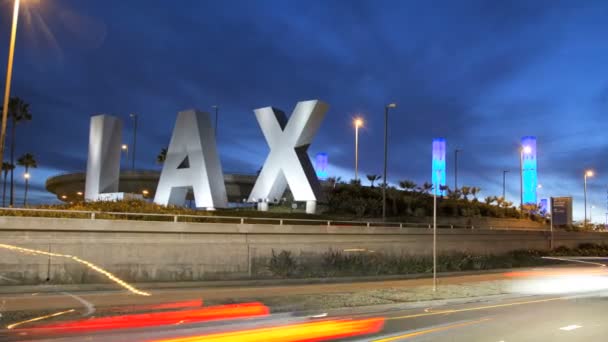 LAX sinal zoom crepúsculo tráfego Aeroporto Internacional Los Angeles EUA — Vídeo de Stock