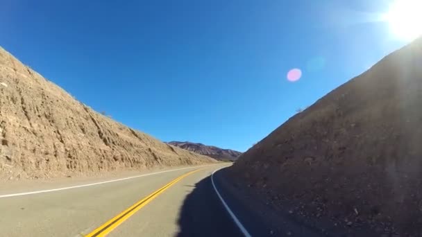 Conduire à travers le paysage désertique — Video