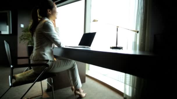 Бізнес-леді, що працює в готельній квартирі — стокове відео