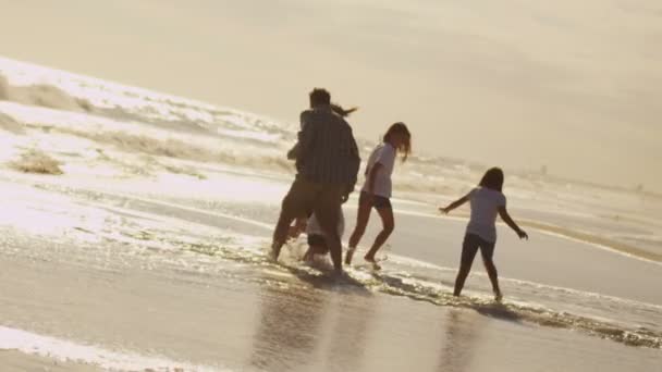 Meninas com pais desfrutando de férias — Vídeo de Stock