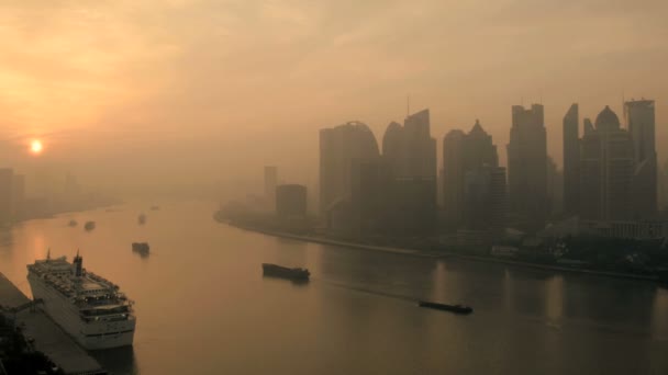 Paisaje urbano con neblina matutina — Vídeos de Stock