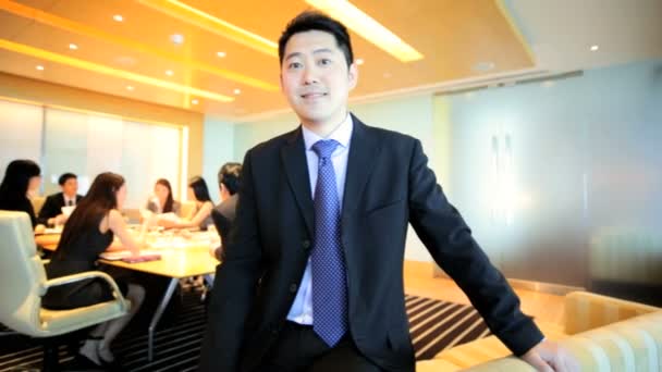 Азиатский бизнесмен на финансовой встрече — стоковое видео