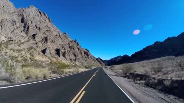 Viagem de estrada através da paisagem do deserto — Vídeo de Stock