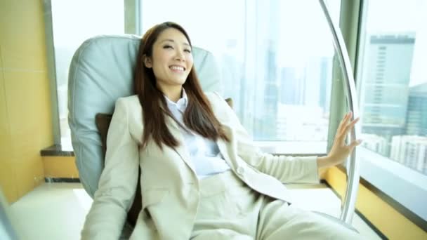亚洲女人放松坐在椅子上 — 图库视频影像