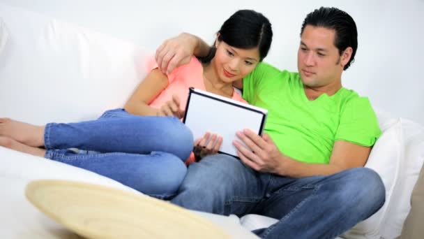 Casal usando tablet sem fio — Vídeo de Stock