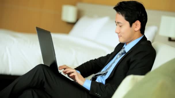 Επιχειρηματία στο ξενοδοχείο χρησιμοποιώντας φορητό υπολογιστή — Αρχείο Βίντεο