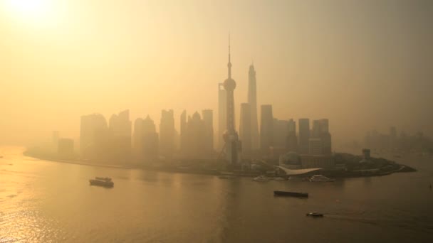 Paisaje urbano con neblina matutina — Vídeo de stock