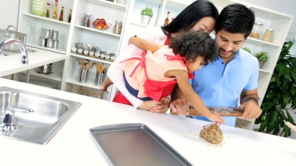 Meisje met ouders maken cookie — Stockvideo