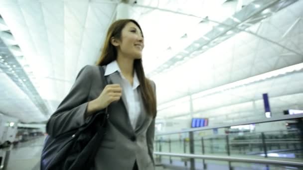 Asiática empresária no aeroporto terminal — Vídeo de Stock