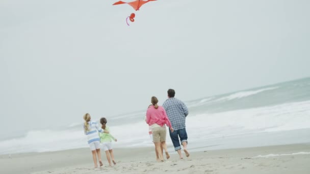 Familia con cometa en la playa — Vídeos de Stock