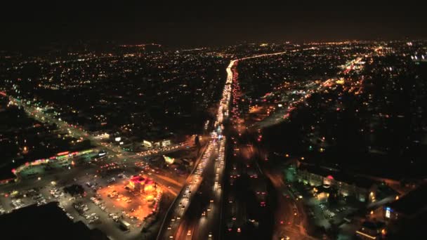 Gebouwen van de stad en voorsteden wegverkeer — Stockvideo