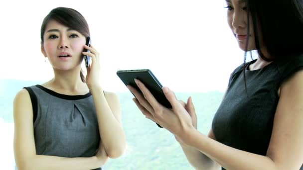 Femmes d'affaires utilisant smartphone et tablette — Video