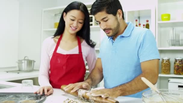 Пара на кухне пекут печенье — стоковое видео