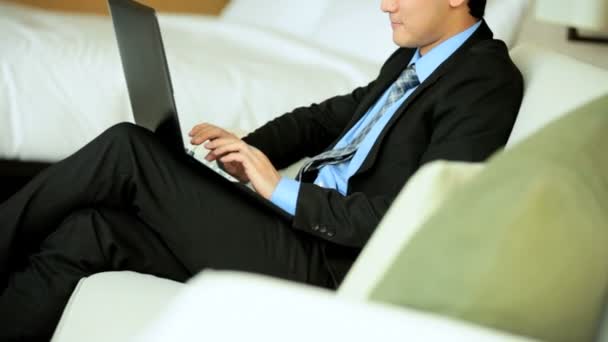 Empresario en hotel usando laptop — Vídeo de stock