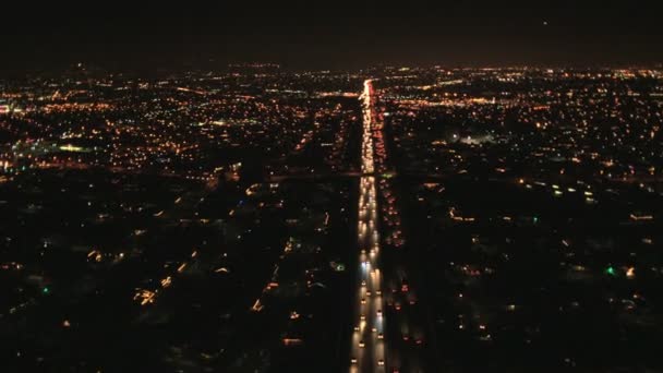 Städtische Gebäude und vorstädtischer Straßenverkehr — Stockvideo