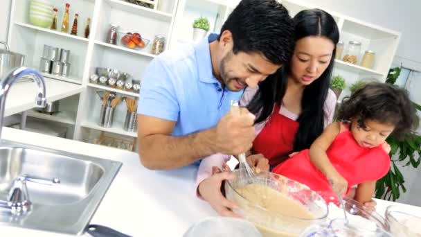 Menina com pais fazendo biscoito — Vídeo de Stock
