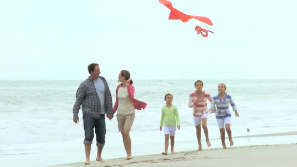 Familia con cometa en la playa — Vídeos de Stock