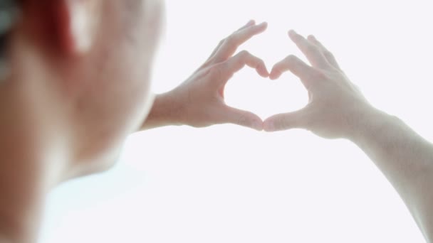 Человек делает символ формы сердца — стоковое видео