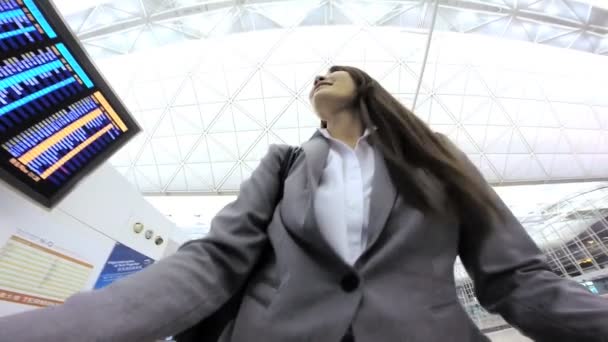 Businesswoman in international airport terminal — Stock Video