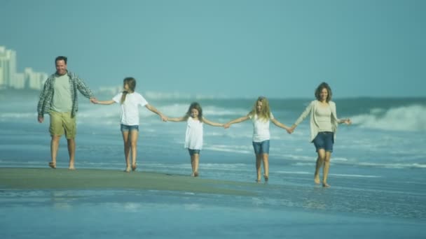 Сімейна ходьба босоніж на пляжі — стокове відео