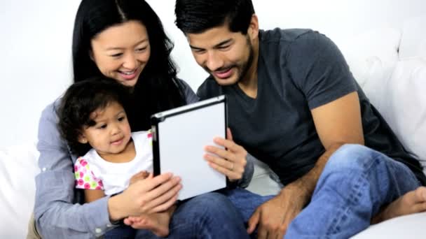 Fille jouer sur tablette avec les parents — Video