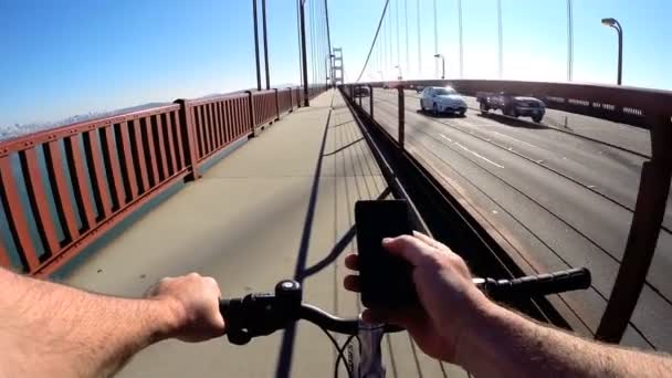 Велосипедист с помощью смартфона — стоковое видео