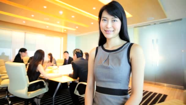 Asiatische Geschäftsfrau auf Finanztreffen — Stockvideo