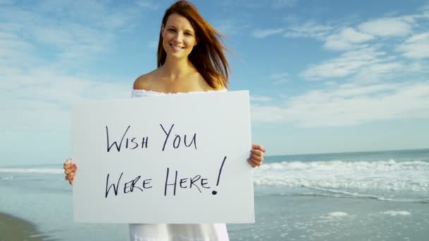 Kvinna på strand med anslagstavla — Stockvideo