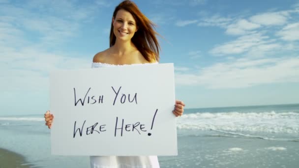 Mujer en la playa con tablero de mensajes — Vídeo de stock