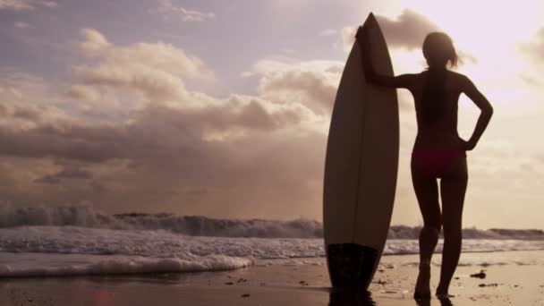 Attraktive Surferin Mädchen beobachtet Sonnenuntergang — Stockvideo