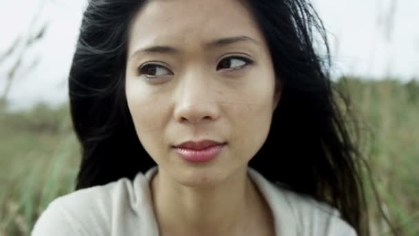 야외에서 보는 불행 한 아시아 여자 — 비디오