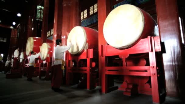 Musiciens chinois jouant de la batterie dans un ancien bâtiment Tour de batterie — Video