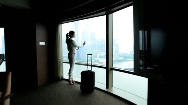 Businesswoman in hotel using tablet — Stock Video