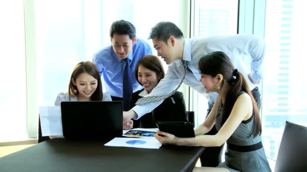 Equipo de negocios en sala de conferencias — Vídeo de stock