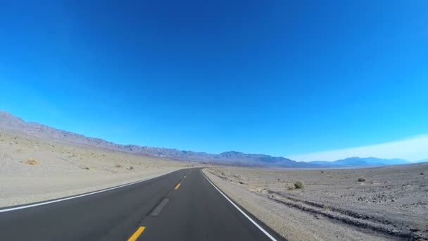 Conducir a través del paisaje del desierto — Vídeos de Stock