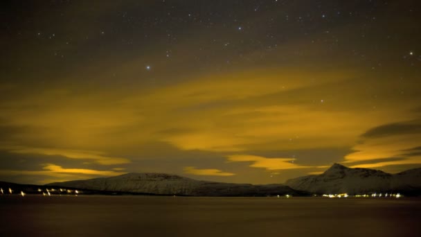 Northern Lights met schilderachtige skyline — Stockvideo