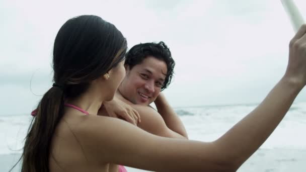 Surfistas na praia assistindo ondas oceânicas — Vídeo de Stock