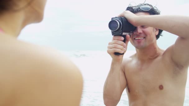 ビデオカメラとビーチでカップルします。 — ストック動画