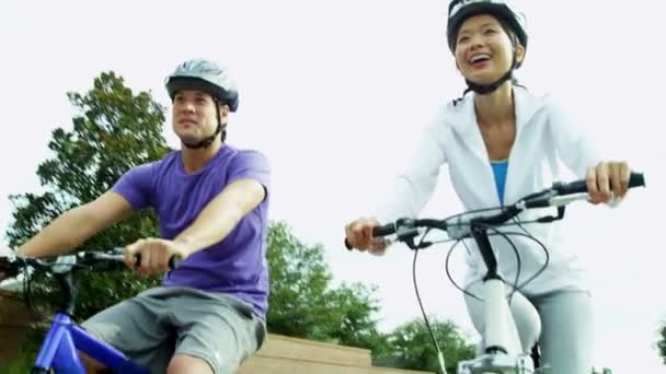 Pareja disfrutando juntos en bicicleta al aire libre — Vídeos de Stock