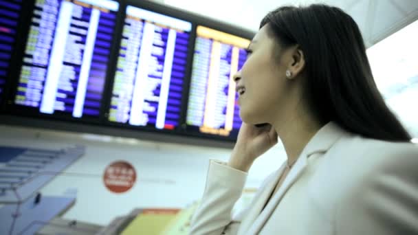 Азиатская предпринимательница в современном аэропорту — стоковое видео