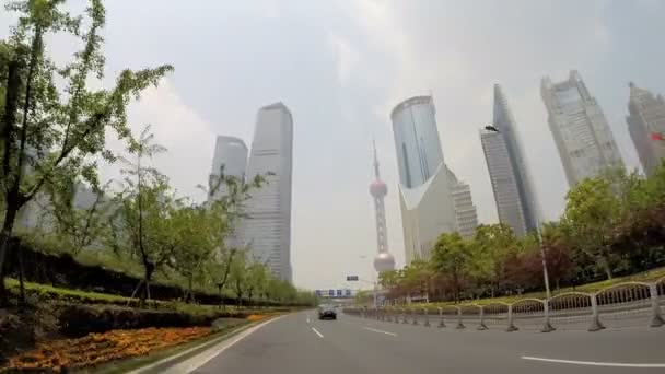 Rijden onder moderne wolkenkrabbers in Shanghai — Stockvideo