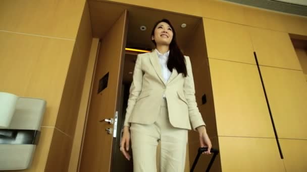 Podnikatelka vstupuje do hotelového pokoje — Stock video