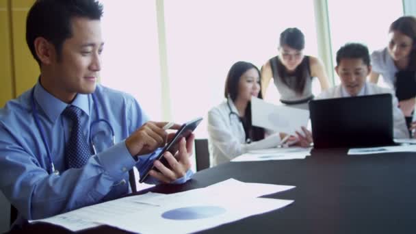 Consultores médicos chineses asiáticos na reunião de planejamento da sala de reuniões — Vídeo de Stock