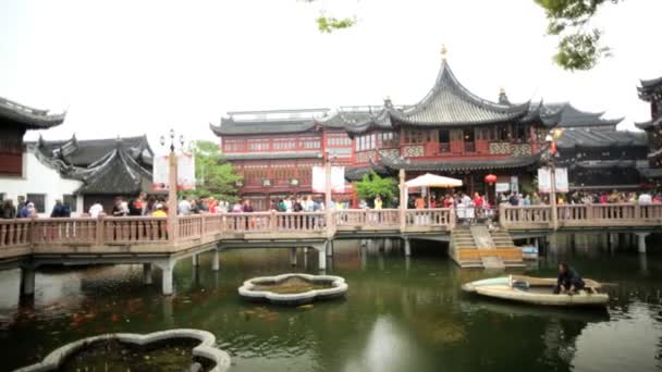 Toeristen in Chenghuang Miao tempel — Stockvideo