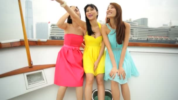 Girls cityscape on yacht — Stock Video