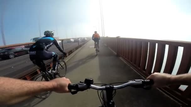 几个骑在金门大桥上 — 图库视频影像