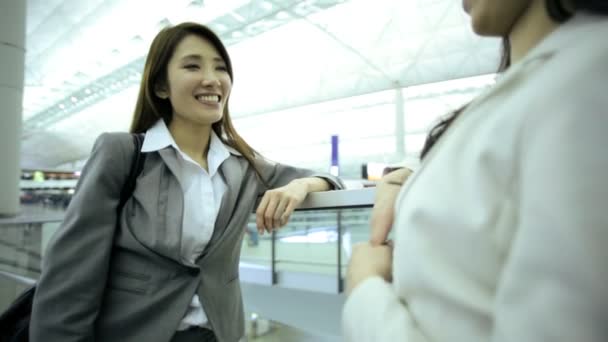 Mujeres de negocios asiáticas reunidas en aeropuerto — Vídeo de stock