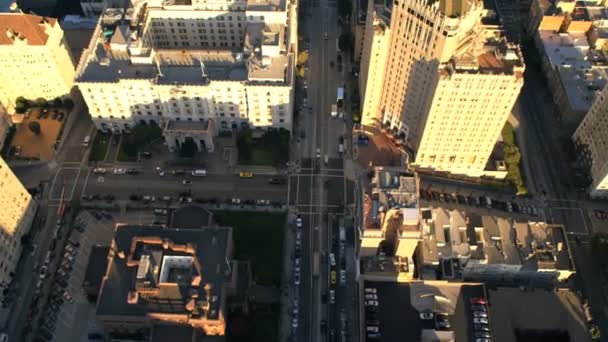 Vertikale Luftaufnahme von den Dächern der Stadt Gebäude Verkehr — Stockvideo